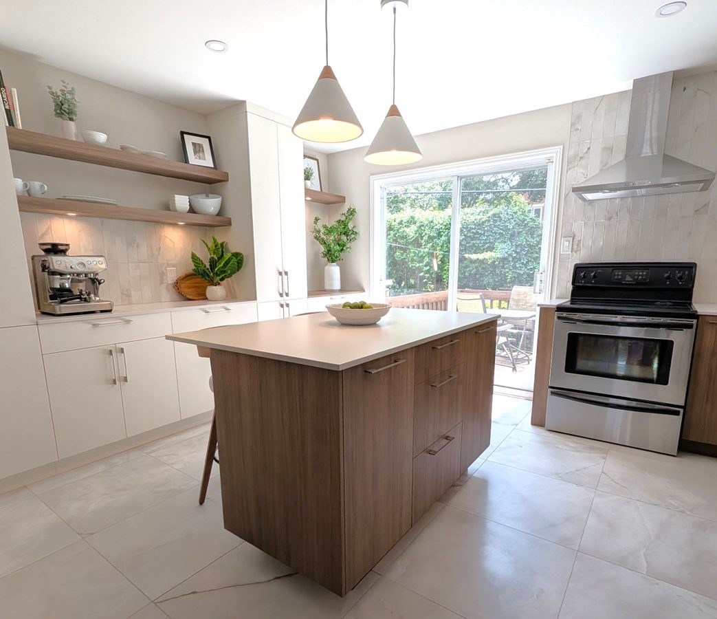 Cuisine lumineuse de luxe avec îlot en bois sur mesure, armoires blanches minimalistes et design moderne raffiné par Lucie Pitt.